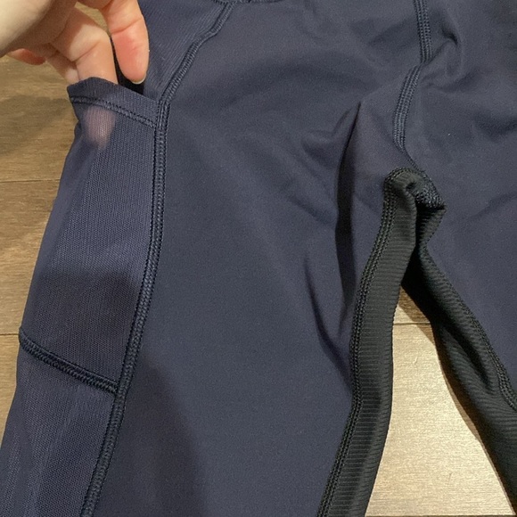 Lululemon - Crop 21” Capri Sz 4 blue stretchy camo leggings - Picture 9 of 17